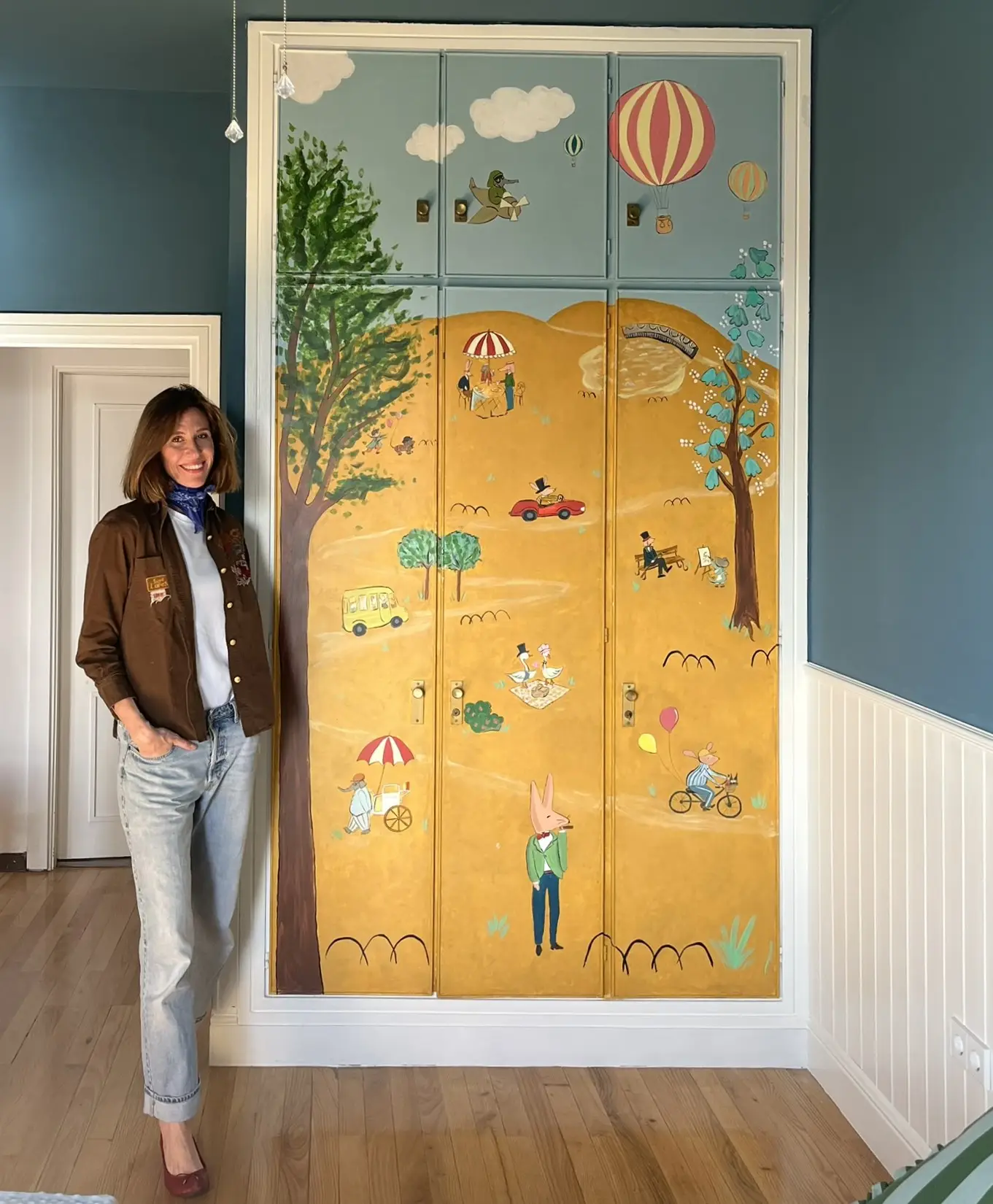 Mangi Buitron con el mural pintado a mano por ella misma en dormitorio infantil Madrid