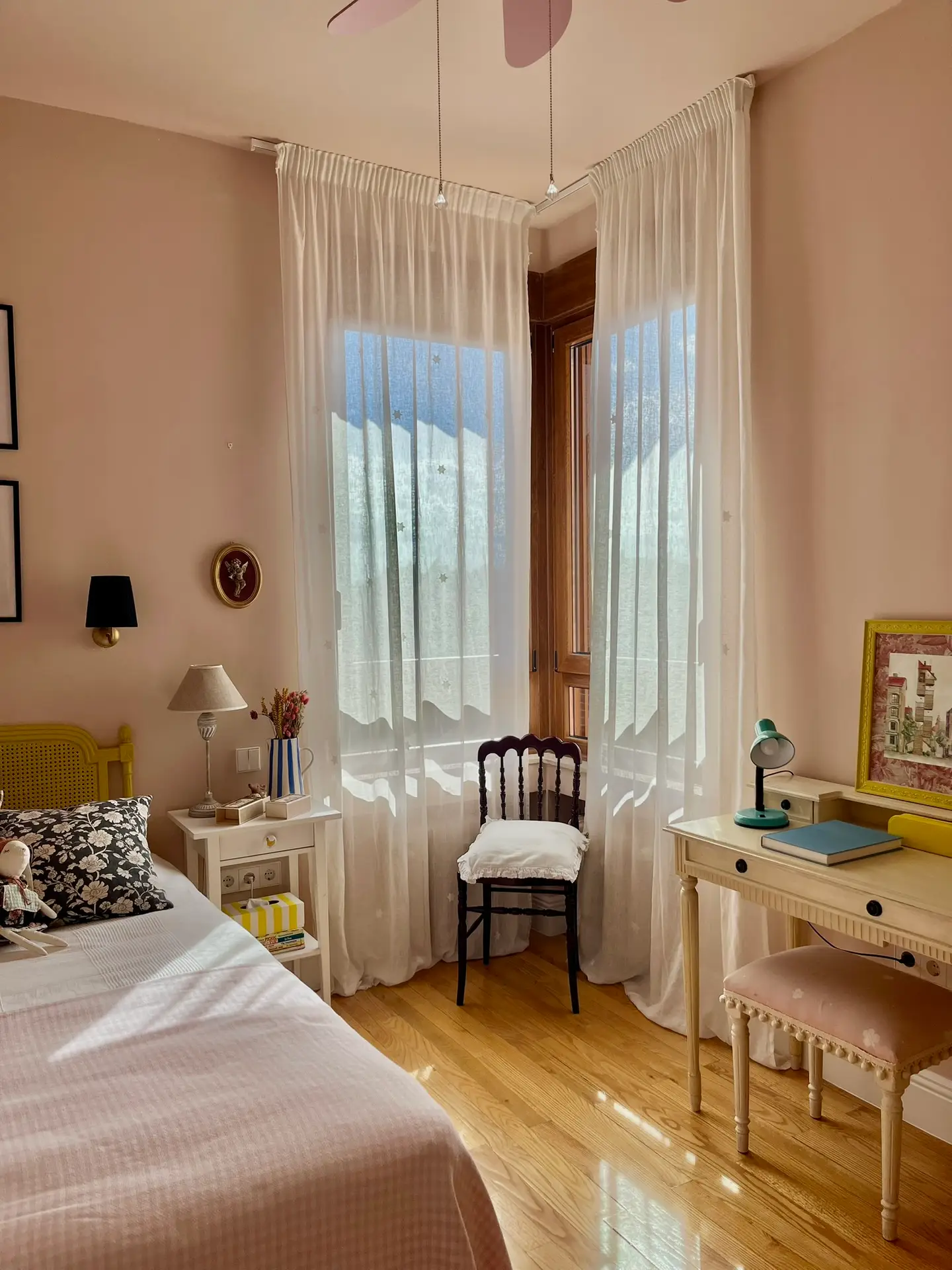 Habitación infantil elegante pensada para crecer con los niños