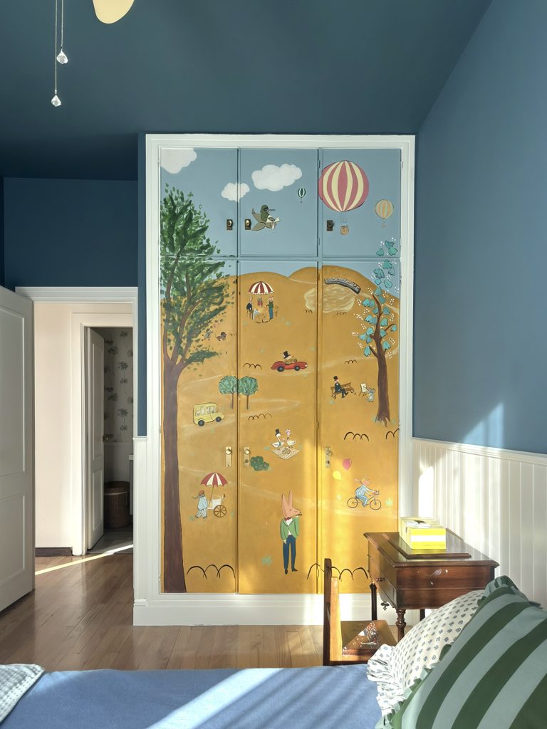 Armario decorado para dormitorio infantil. Pintado a mano.
