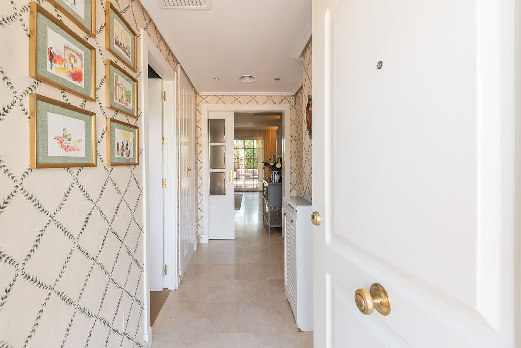 Recibidor con papel pintado en una vivienda de Boadilla del Monte
