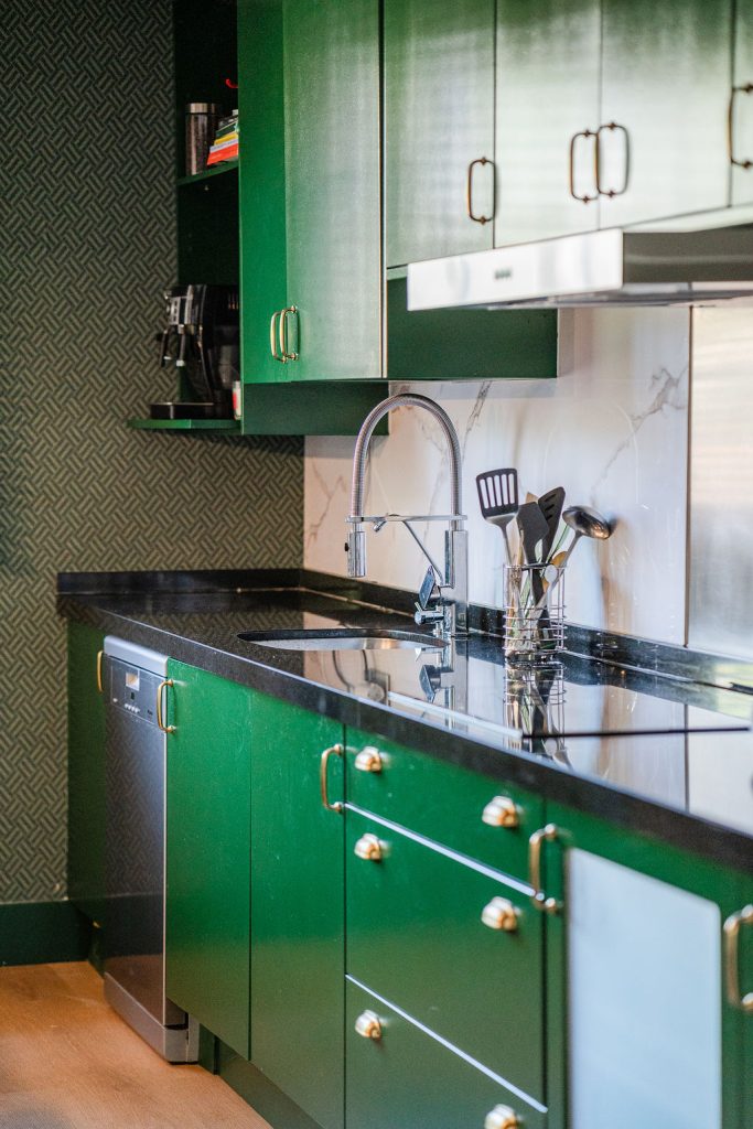 Detalle de mobiliario verde y encimera de la cocina