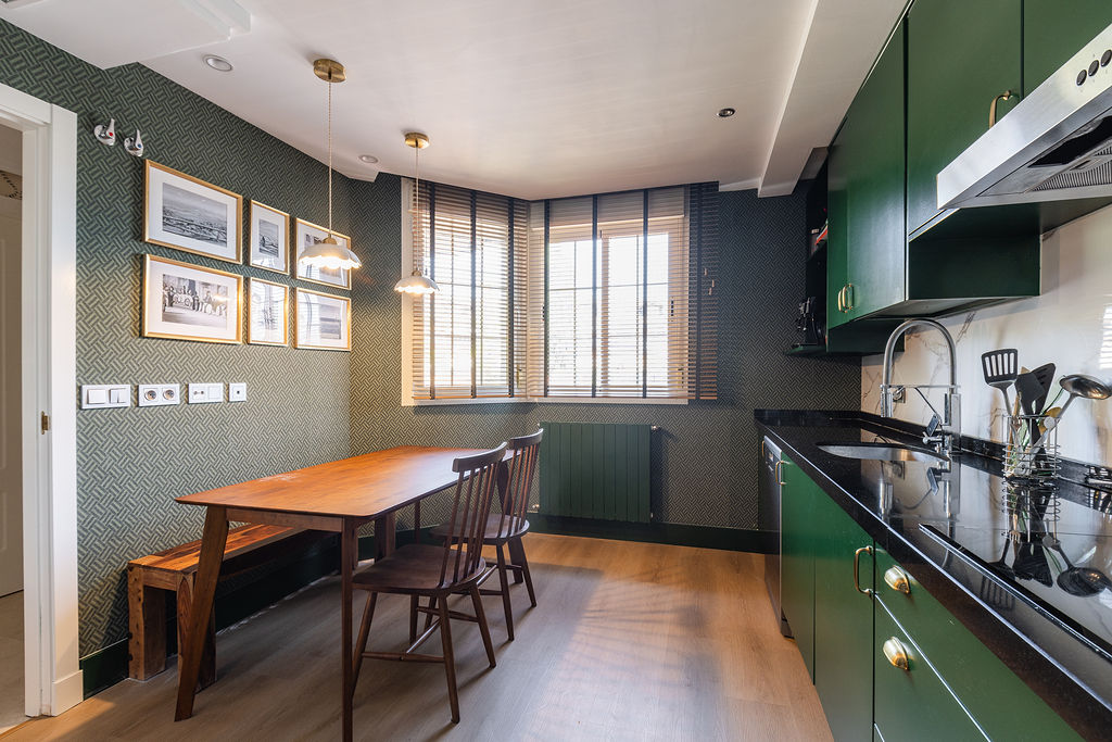 Cocina verde con papel pintado