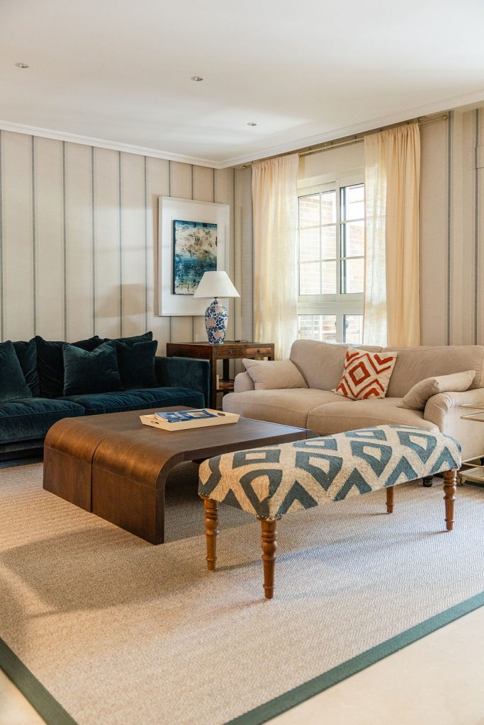 Salón con sofás de terciopelo azul y lino en tonos claros
