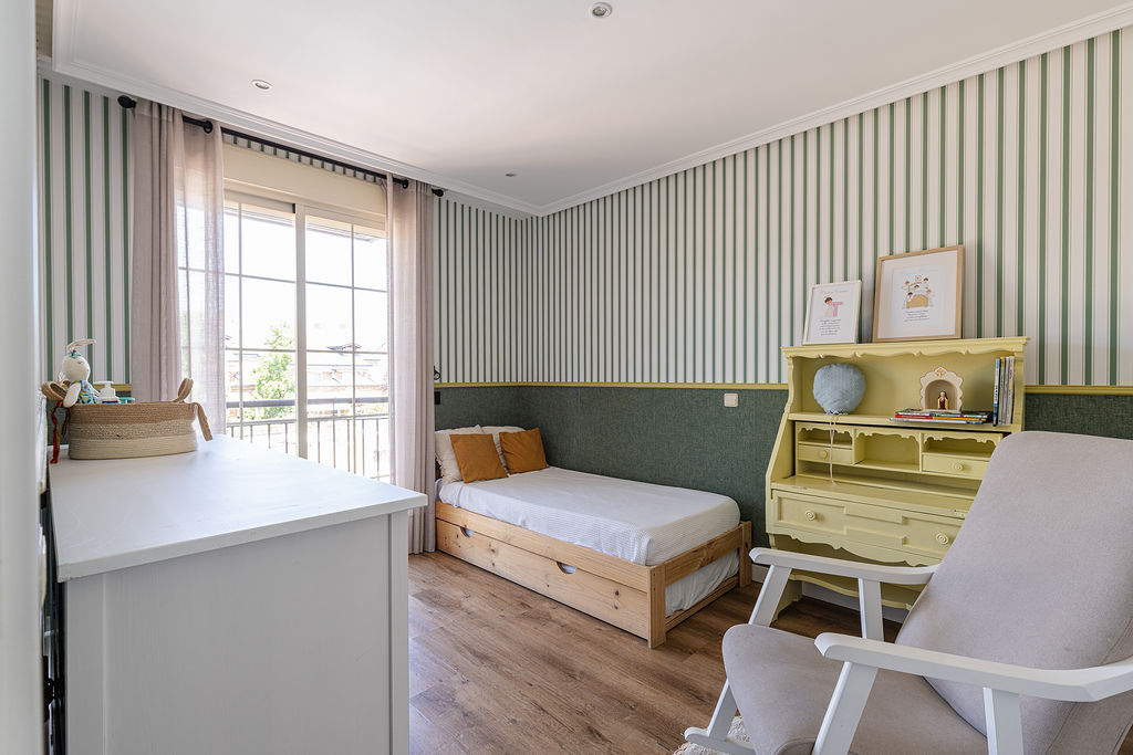 Dormitorio infantil verde con mobiliario de madera en Boadilla del Monte