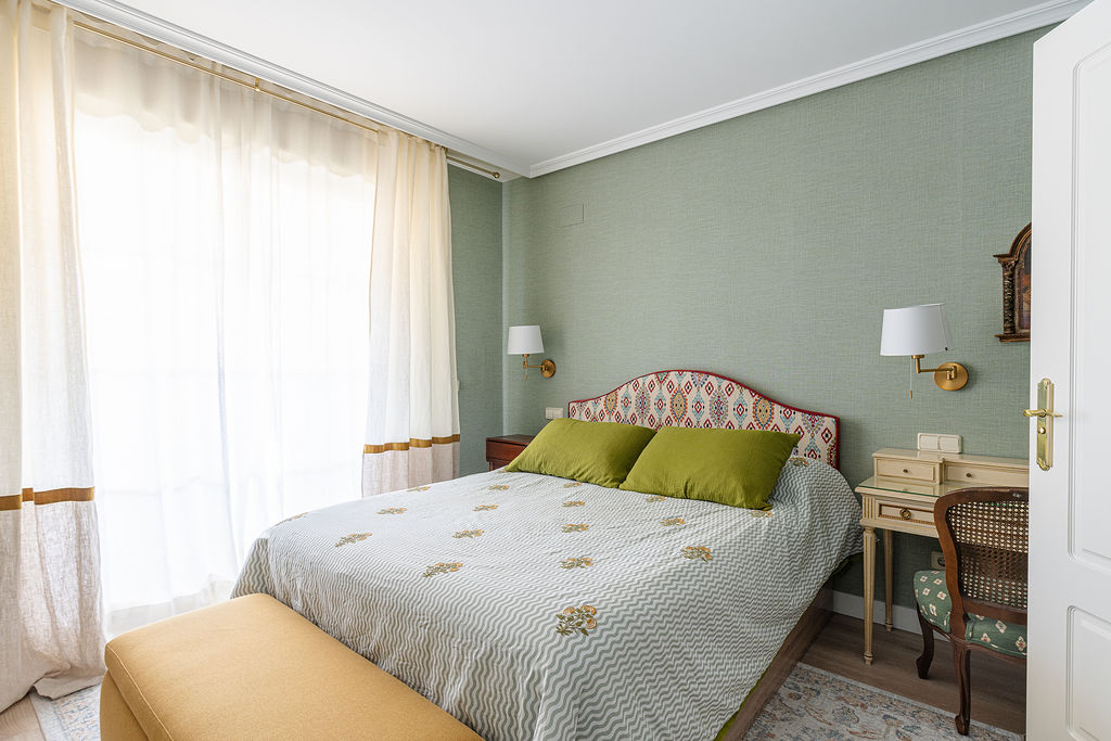 Dormitorio principal con papel pintado verde y cabecero estampado en Boadilla del Monte